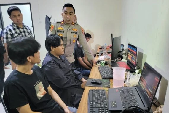 polisi-saat-menggerebek-sebuah-tempat-operasi-situs-judi-onl-ffkw