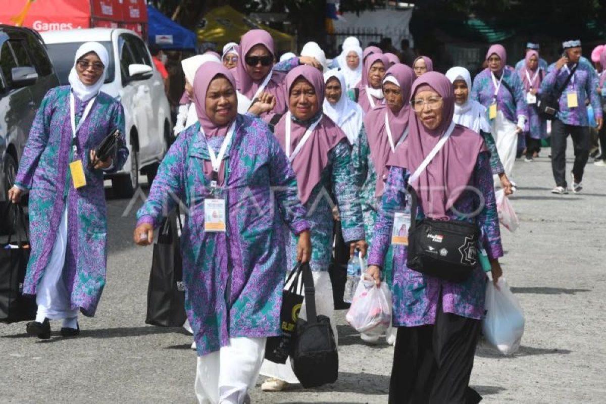 pemberangkatan-jamaah-calon-haji-sulteng-16t10-dom-1200x800