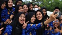 sejumlah-pegawai-berfoto-usai-disumpah-menjadi-pns-di-pemerintah_221017100908-534